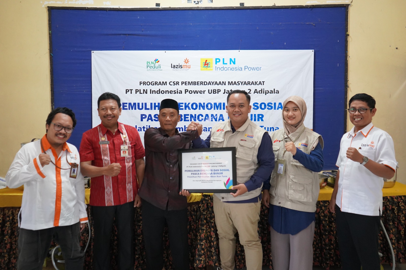 Berdayakan Warga Terdampak Banjir Demak melalui Pelatihan Pembuatan Makanan Olahan