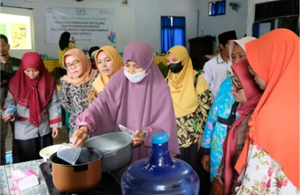 Dukung Women Empowerment PLN Indonesia Power Adipala PGU Menggelar Pelatihan Pembiuatan Teh Telang